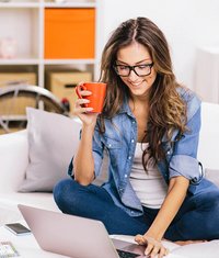 Frau benutzt Laptop und trink Kaffe